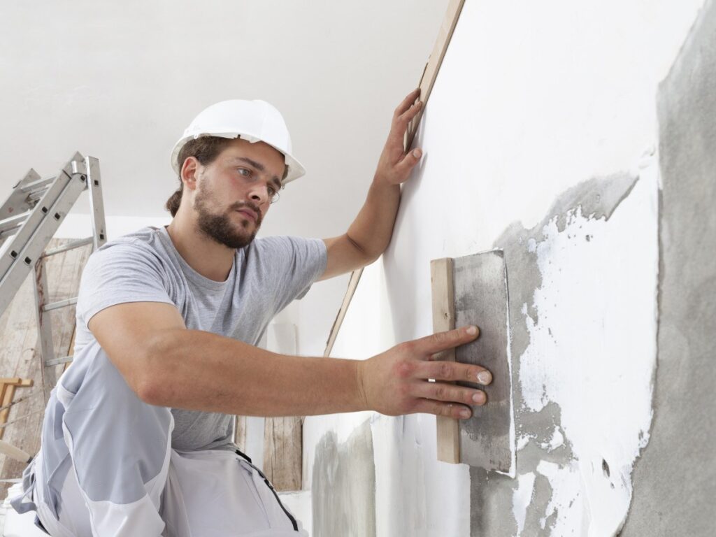 Stucwerk herstellen na waterschade: hoe pak je dit aan?